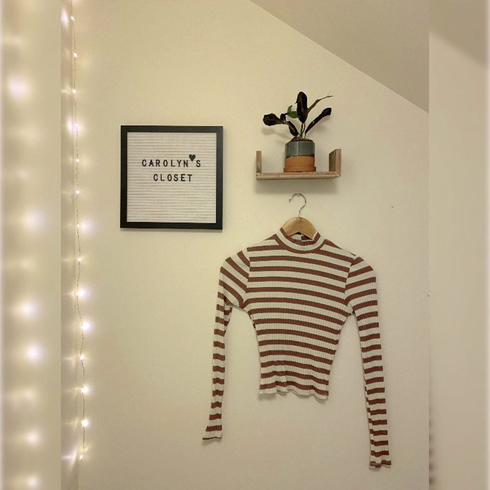 brand: full tilt // size: S // color: white w/ blue & brown/orange stripes.